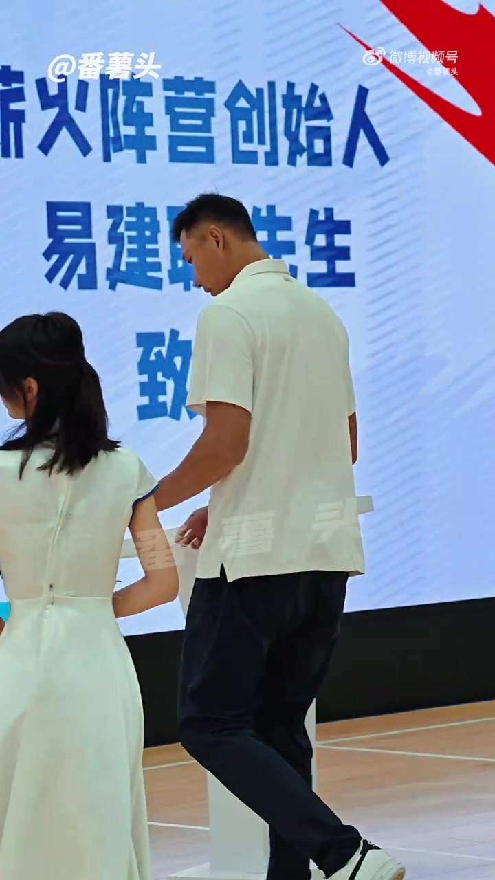 开云APP下载-好久不见！易建联现身深圳 出席旗下薪火阵营活动