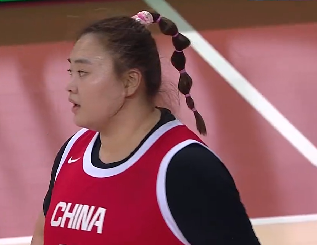 开云APP下载-6投1中，得2分！女篮顶级中锋连续低迷，球迷：不如刘禹彤